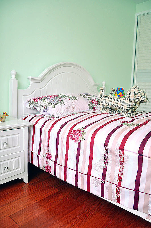 次卧用小清新的绿色作为卧室背景色，简易的床柜更加有