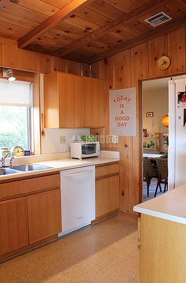 厨房以棕色为主基调，用防潮防火原木作为主材料装饰，