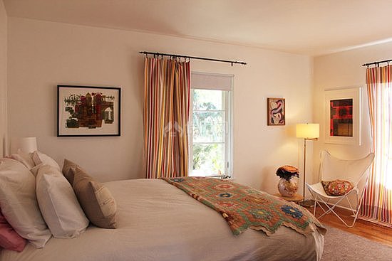 寝室以纯白色为主基调，用适量的彩虹色点缀，让房内充