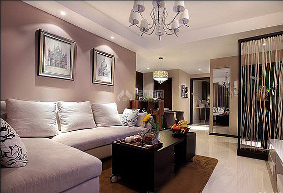 白色的沙发和深色的茶几形成鲜明的对比，角落的隔断将