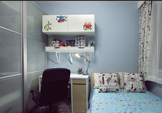 儿童房的抱枕与窗帘搭配的十分到位，增添了儿童房的整
