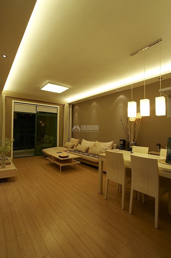 家里的灯具也是很简单，但是却给家里一个温馨的环境。