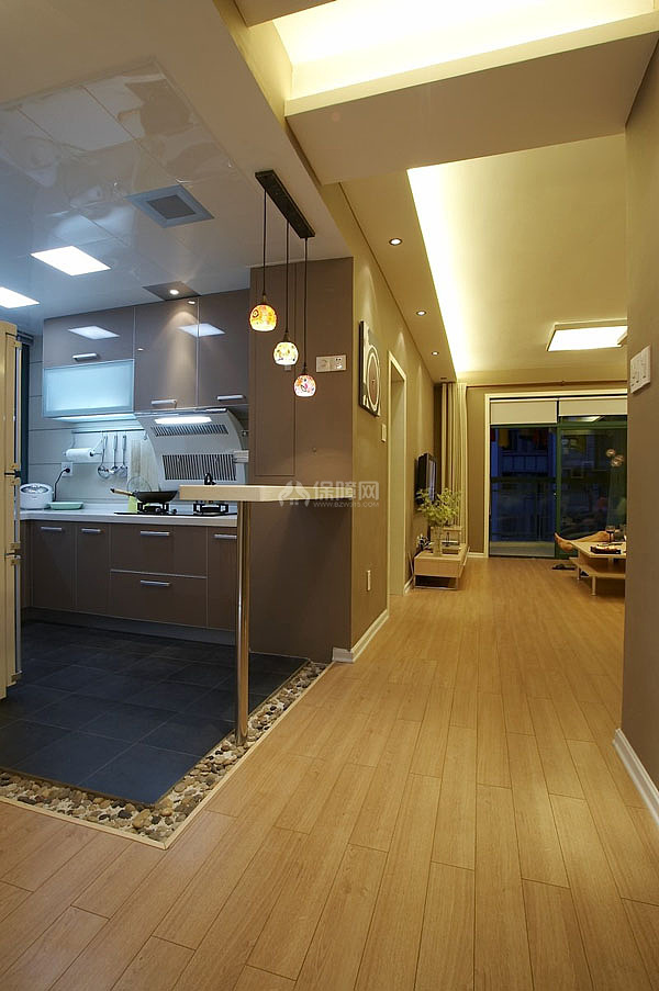 厨房区域用瓷砖的材质隔离开来，瓷砖和木板中间用鹅暖