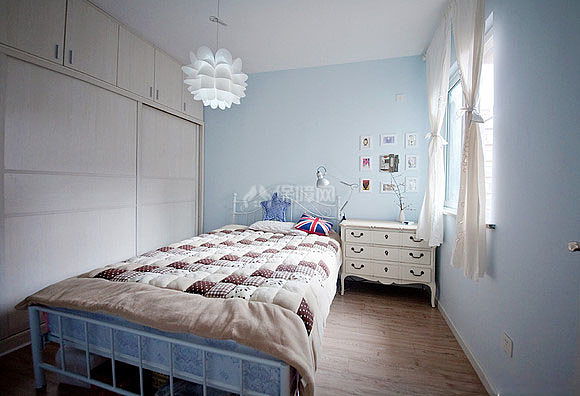 次卧的墙面油漆的颜色是自己调的，比较淡。次卧的调子
