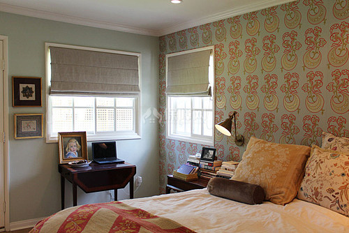 暖色调的卧室，有两个窗，采光挺不错。挺温馨的一地儿