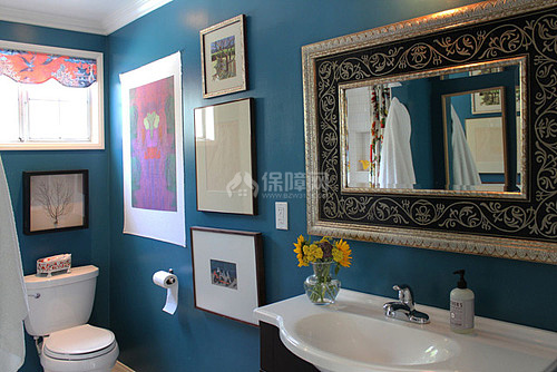 深蓝色的卫浴空间，用画装饰得满满的，特别的漂亮。