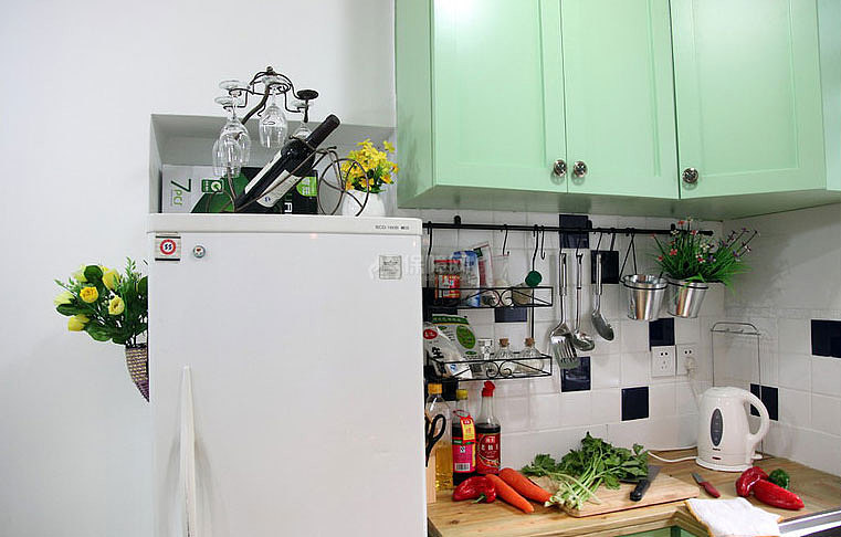 小厨房空间，绿色橱柜~符合田园风。