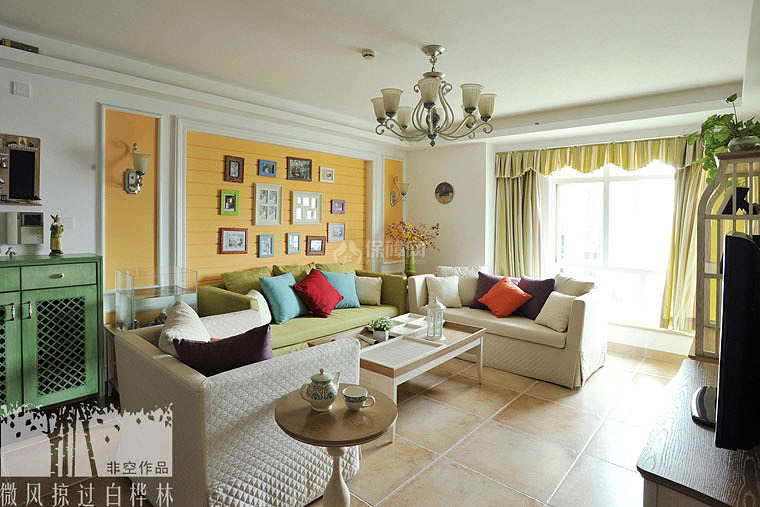 客厅全景，橙色的照片背景墙，搭配草绿的沙发和窗帘，