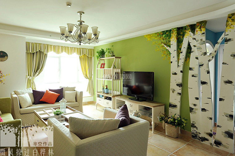 立体的白桦树搭配绿色的电视背景墙，让人仿佛置身于大