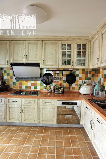 田园风格的厨房，墙面五彩的瓷砖为空间增色不少。