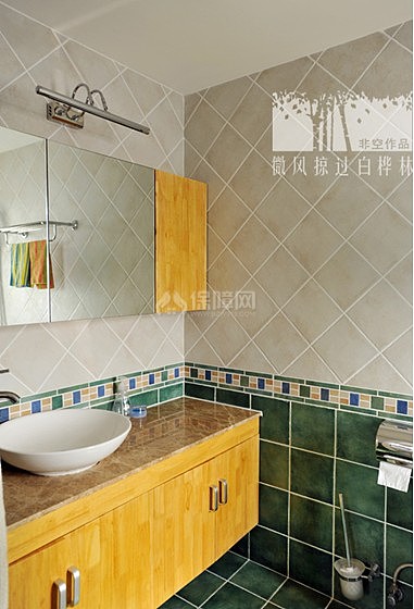 绿色的仿古瓷砖和原木的洗手台，清新又复古。