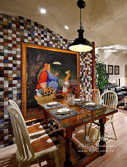 餐厅的小瓷块色泽丰富和金色画框相互映衬，笨拙的木餐