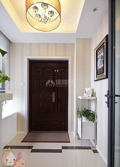 入门玄关处，白色现代风，墙纸用的跟客厅是同一款。