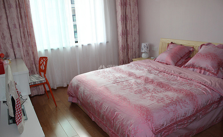 来到主卧了，从窗帘到床单都选择了浪漫的粉色。