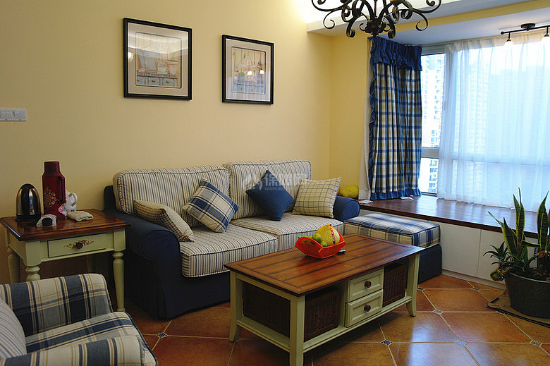 客厅里选择的是蓝白相间的条纹布艺沙发，风格明确！