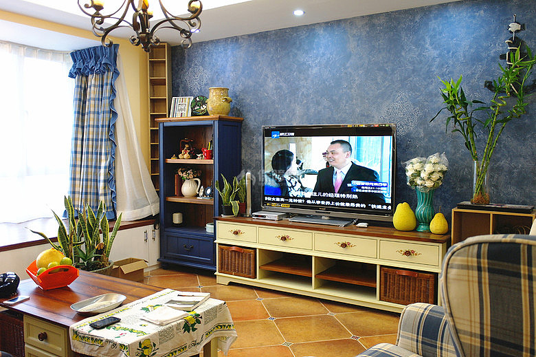 电视背景墙选择了地中海风格特有的蓝色调。