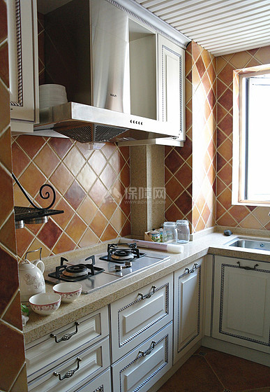 地中海风格的瓷砖搭配田园风格的白色实木橱柜~