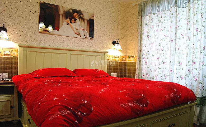 田园风主卧，碎花墙纸和窗帘~~床单选择了喜庆的大红