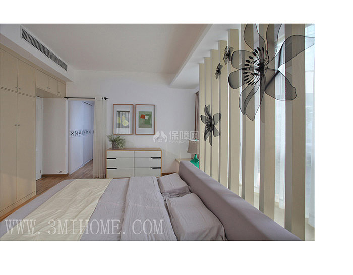 主卧延续客厅的风格，简单的设计，原木的材质，温馨舒