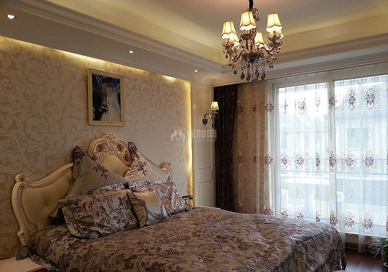 卧室也充满了欧式的元素，吊灯，床头靠背，背景墙纸等