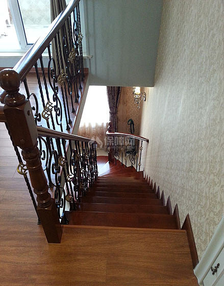 楼梯扶手上的花纹与阶梯色调都很符合欧式的气质。
