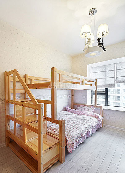 儿童房里的双层床同样用的是原木环保材料哦。