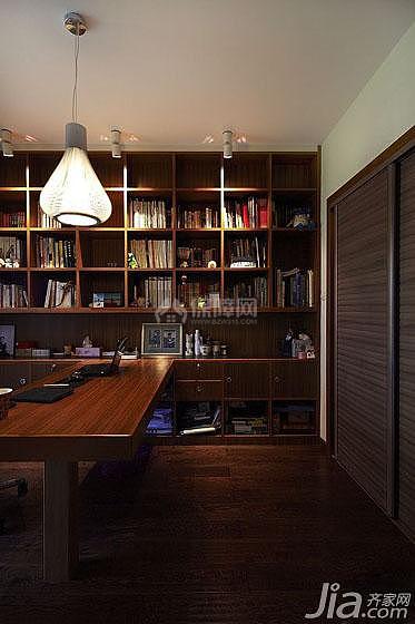 书房也是充满了浓浓的中国风味道，深色系的家具显得尤