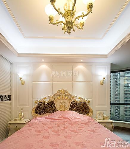 卧室也做了床头软包很舒适，粉嫩的床单和白净的墙面家