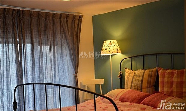 床和落地灯也是宜家，跟客厅一样，可以自己搭配。靠垫