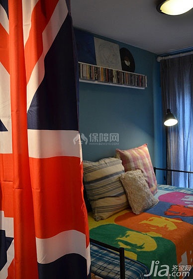 国旗其实就是当隔断用的，让小卧室增加点私密感。