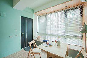 65平彩色长廊公寓餐厅餐桌设计