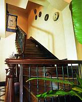 东南亚风格深褐色楼梯图片