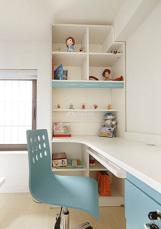 小书房装修也是不错的选择,紧贴墙壁的设计还可以保留额外的休憩空间