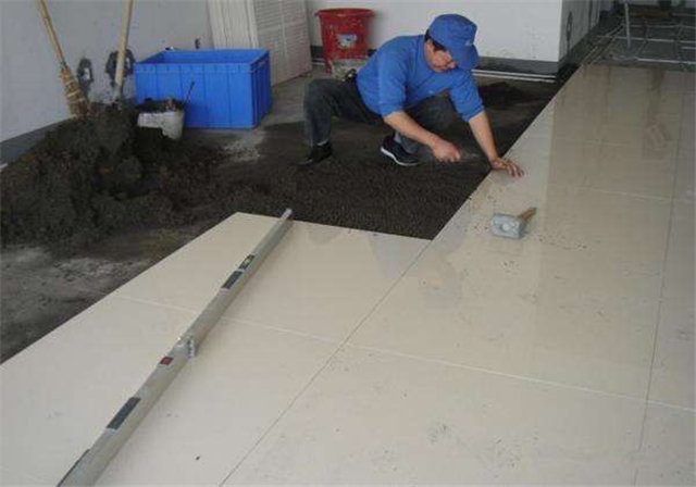 装修铺地板砖多少钱一平