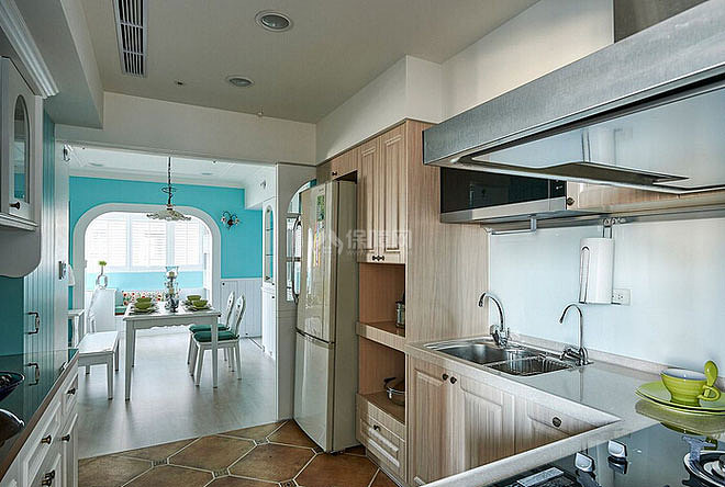现代水色田园两居室U型厨房设计