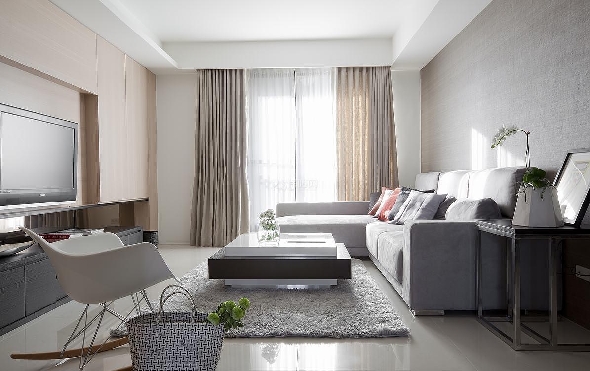 客厅选择造型简约、色彩单一的家具