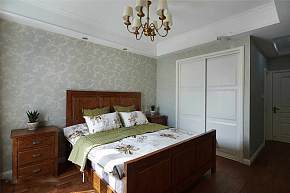 卧室-实木大床，配着白色大衣柜，搭配蓝色和绿色的床品