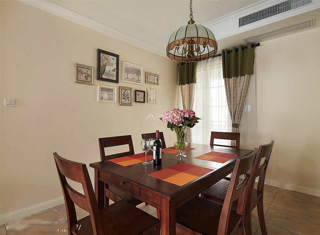 餐厅-棕红色的餐桌和椅子，配上淡颜色的墙面，明亮的窗户
