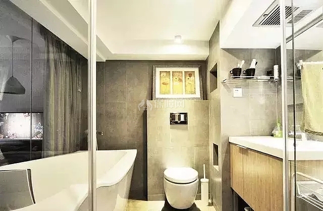 70㎡的小复式公寓卫生间浴缸设计