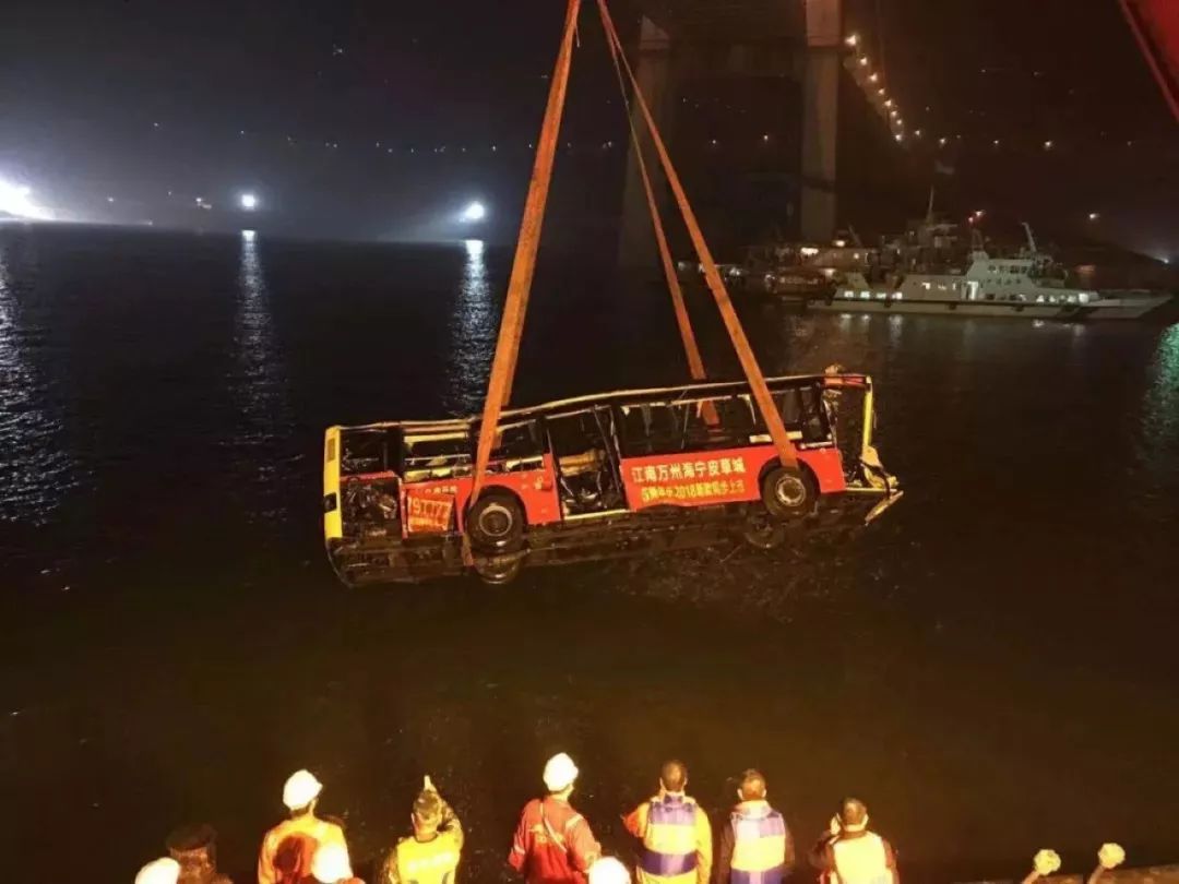 上海坠河公交已捞起，目击者：当时追着救人的也是公交司机_事故_乘客_张小姐