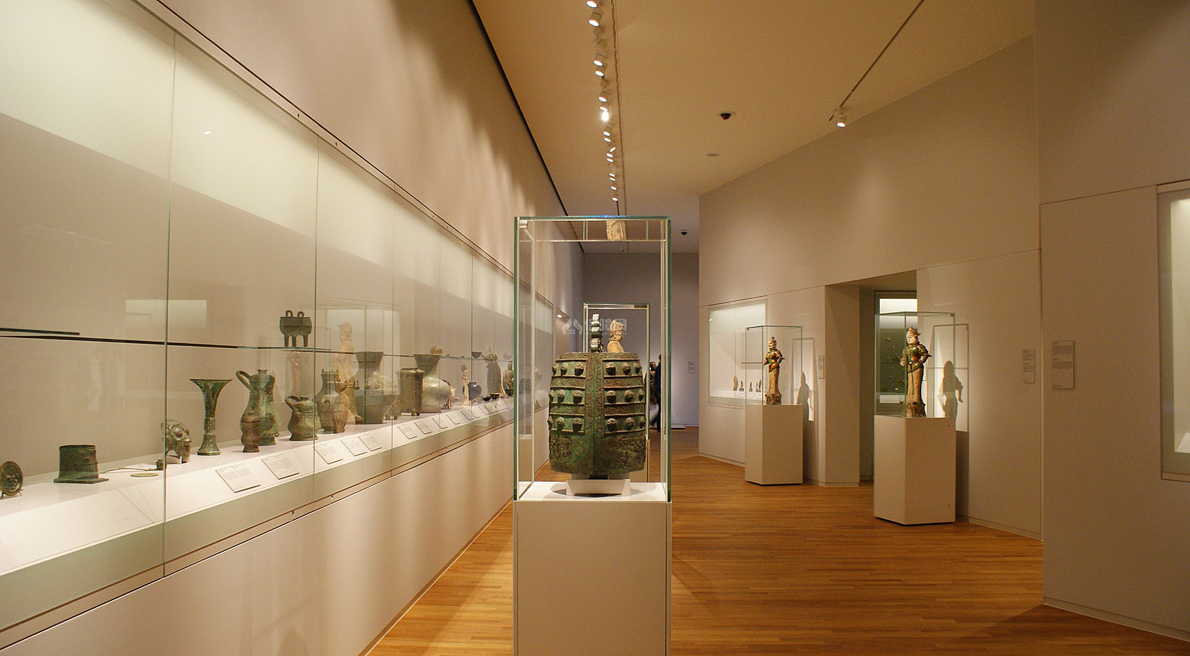 荷兰国家博物馆亚洲展馆之地下层玻璃展示柜设计效果图