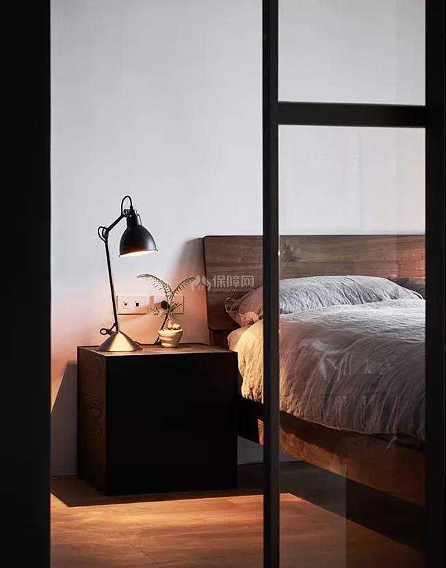 49㎡时尚现代公寓之卧室台灯摆放效果图