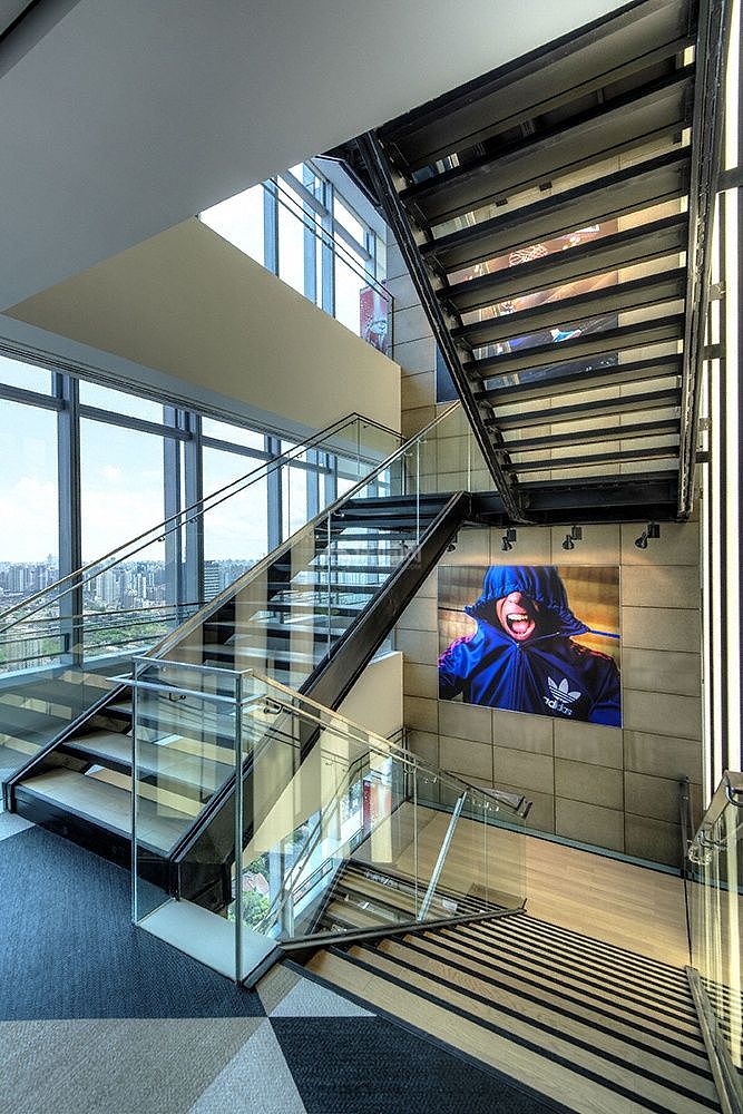 阿迪达斯上海总部之玻璃楼梯设计效果图
