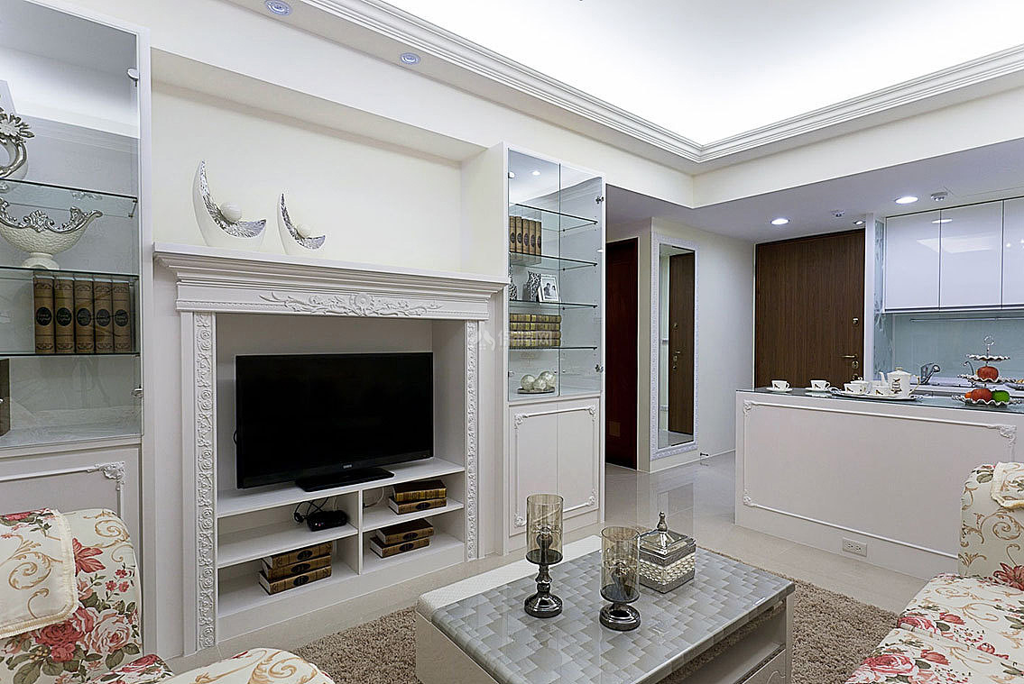 78平欧式风公寓之客厅电视墙设计效果图