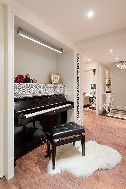 90平新古典简约公寓之钢琴摆放效果图