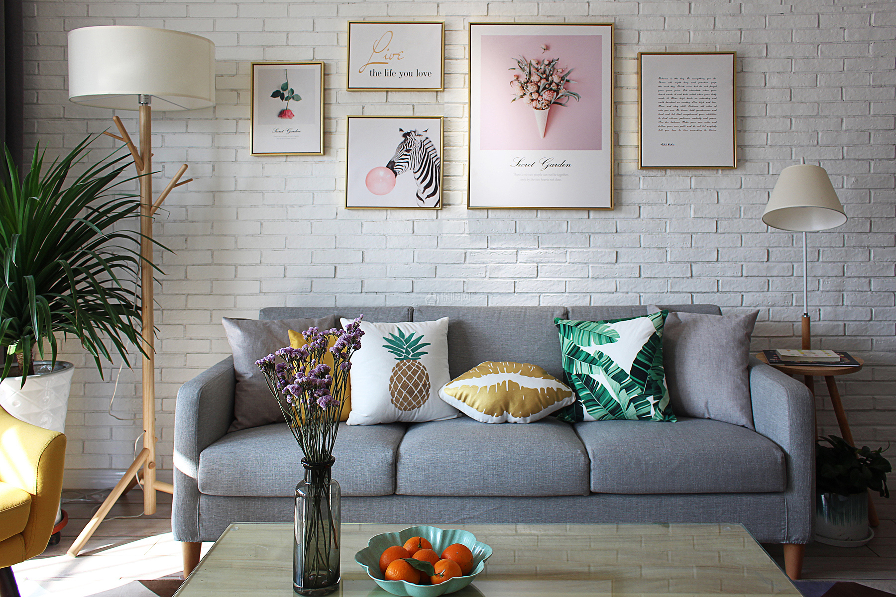 110平时尚北欧三居之沙发背景墙装饰画效果图