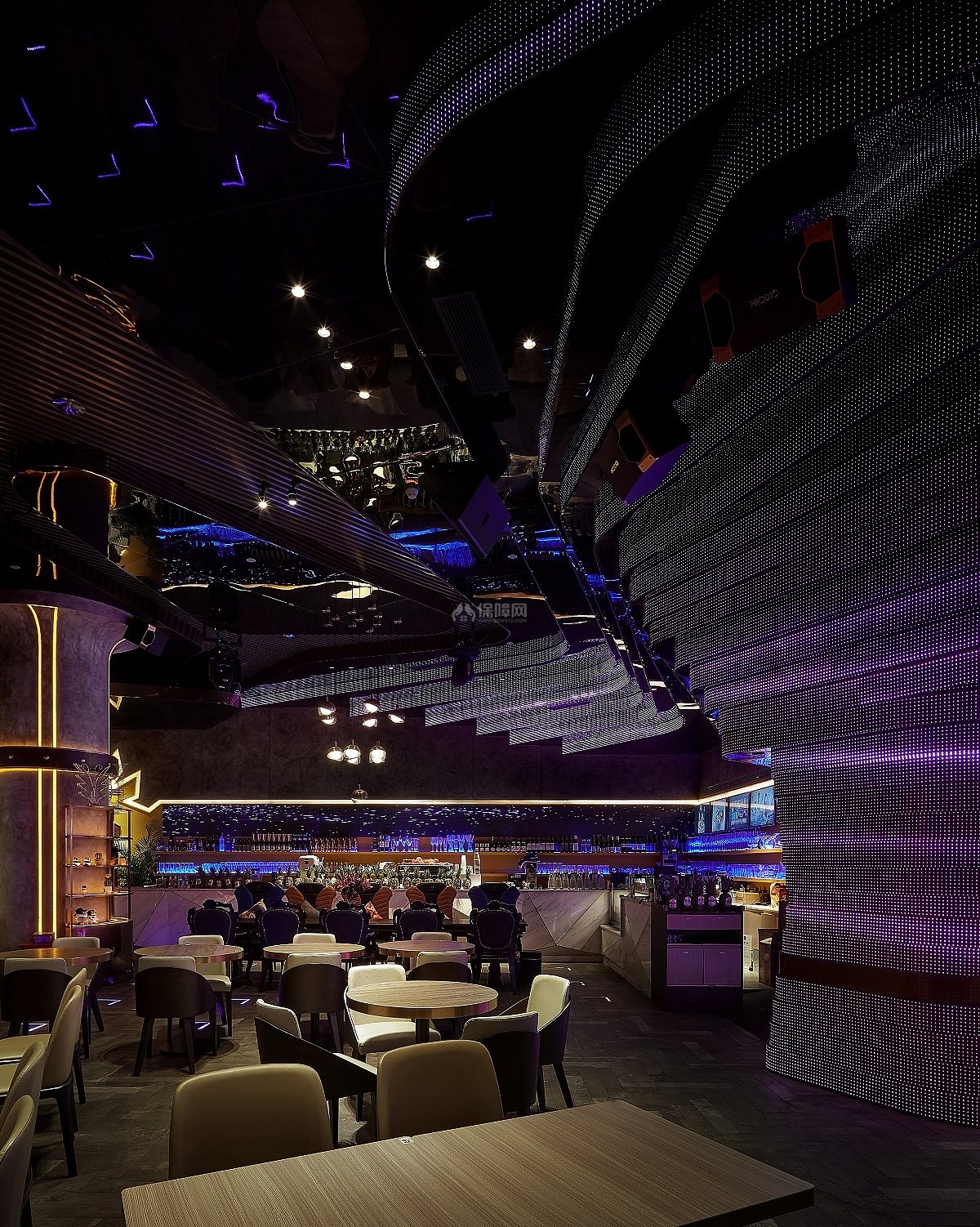 黑凤梨吃货战场电竞主题餐厅之大厅吊顶设计效果图