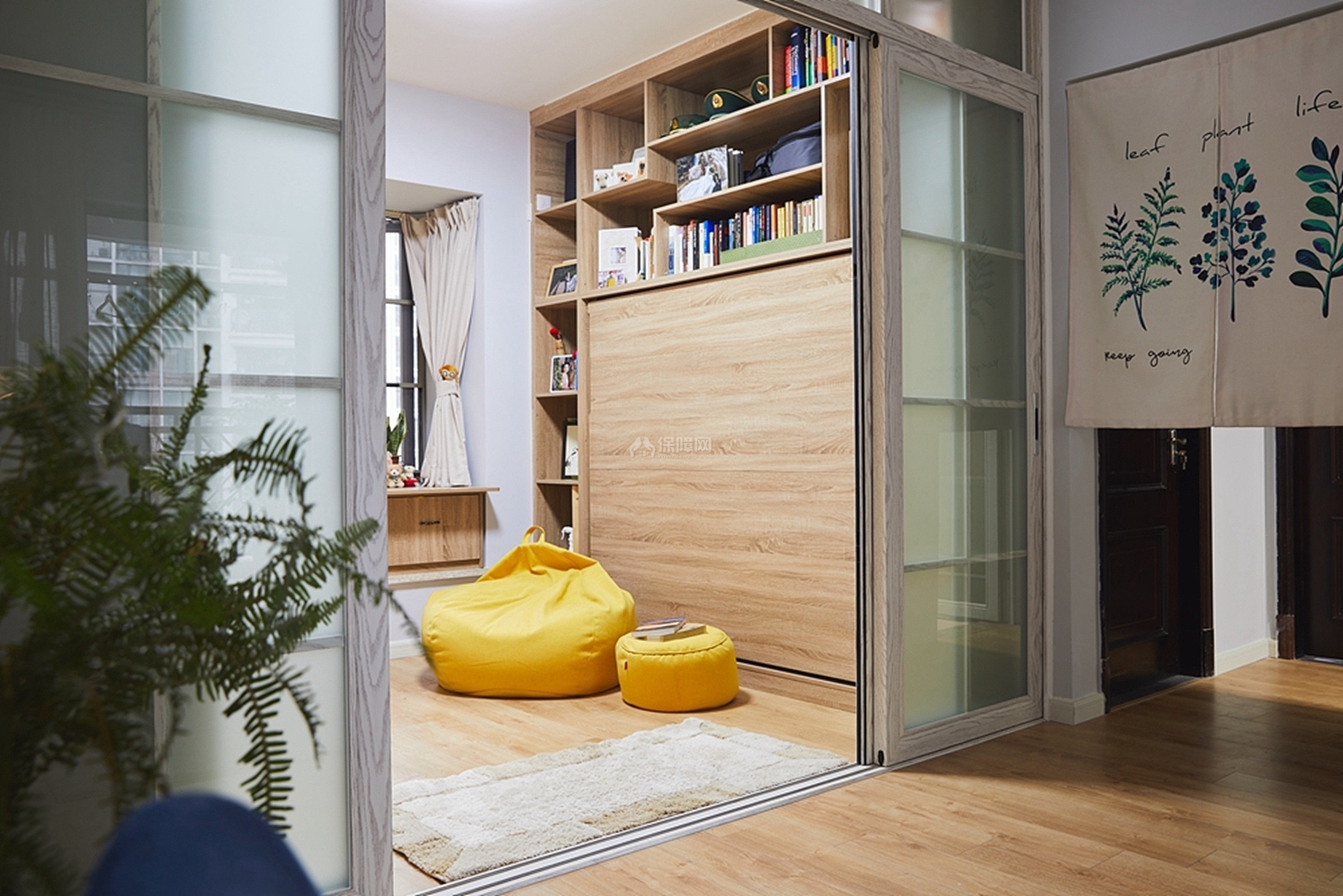86平温馨现代两居之卧室门设计效果图