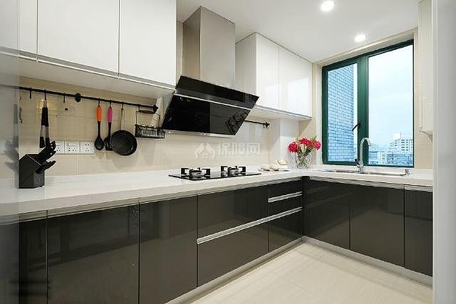 厨房的整体色彩是黑白灰,会让厨房显得整洁亮堂.    主卧室