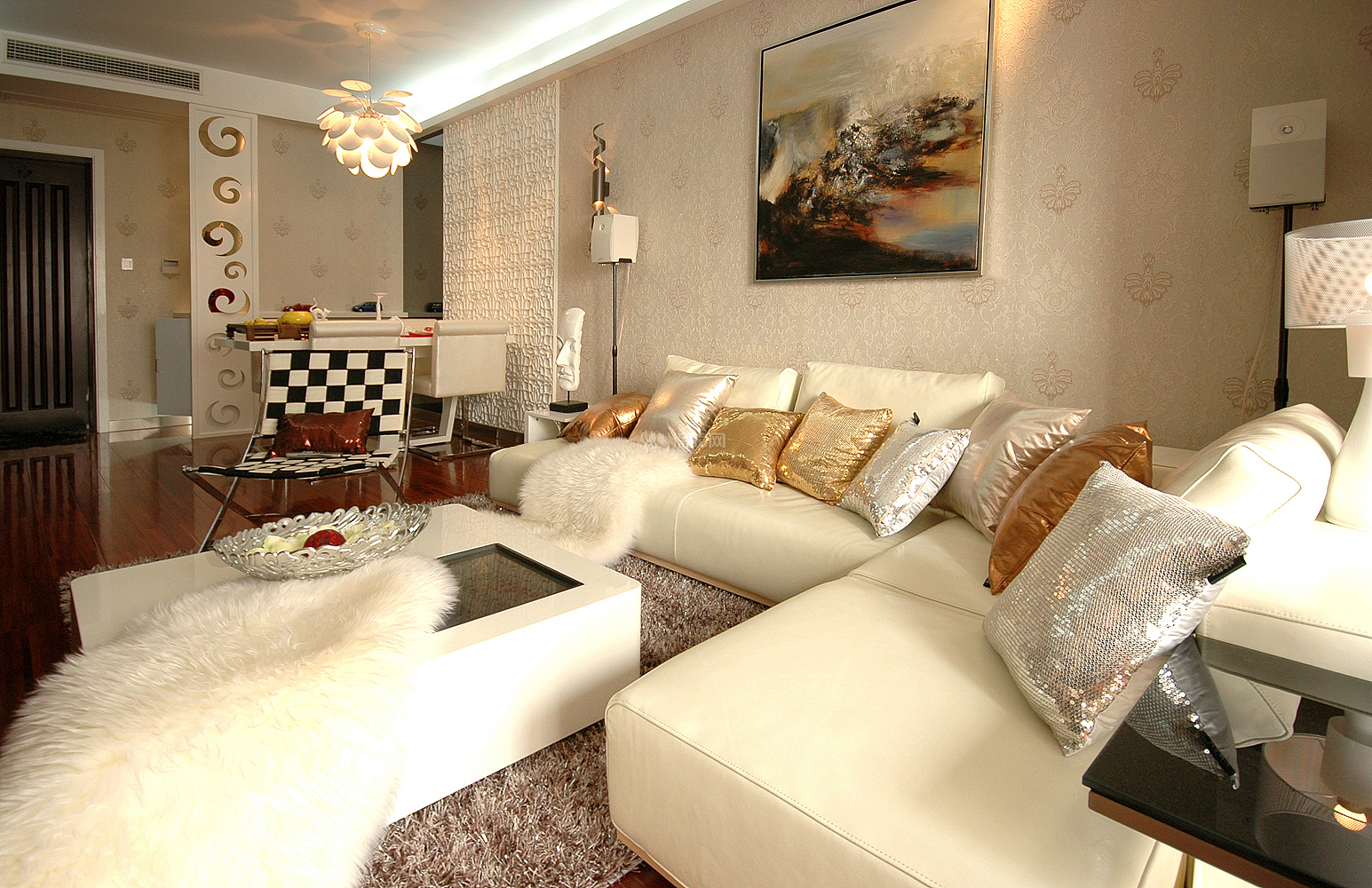 126平温馨简约婚房之客厅沙发布置效果图